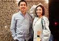 Suami Tak Romantis, Ayu Dewi Lakukan ini, Moms Bisa Tiru!