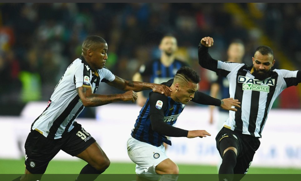 Striker Inter Milan, Lautaro Martinez, dikepung dua pemain Udinese dalam laga pekan ke-35 Liga Italia, Sabtu (4/5/2019) di Friuli.