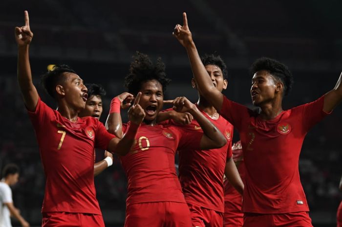 Pemain timnas U-19 Indonesia merayakan gol yang dicetak ke gawang timnas U-19 China dalam laga uji coba di Stadion Gelora Bung Tomo, Surabaya, Kamis (17/10/2019).