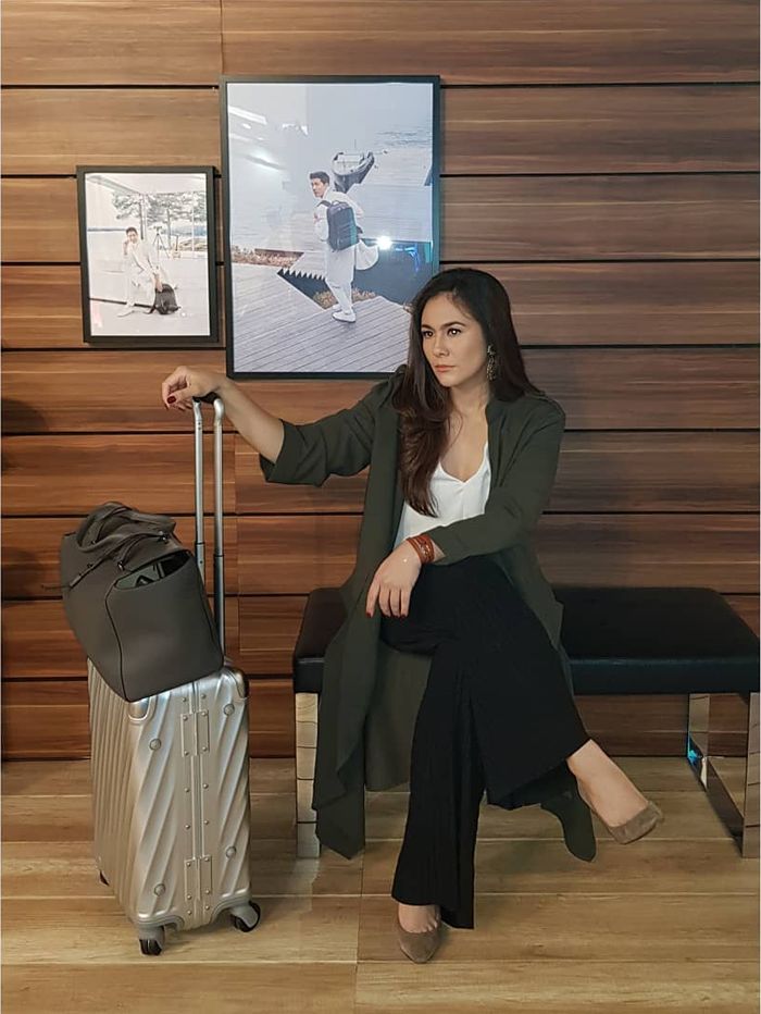 Airport Style ala Wulan Guritno dengan Outer dan Palazzo