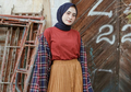 9 Cara Modis Hijabers Untuk Pakai Sneakers Putih ala Selebgram Hijab!