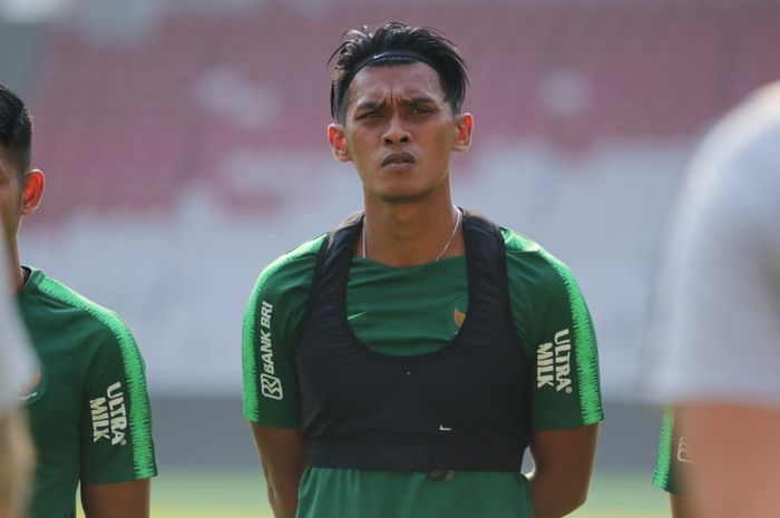 Penyerang timnas Indonesia, Lerby Eliandry, saat mendapatkan instruksi dari pelatih Simon McMenemy jelang pertandingan Kualifikasi Piala Dunia 2022 Zona Asia.