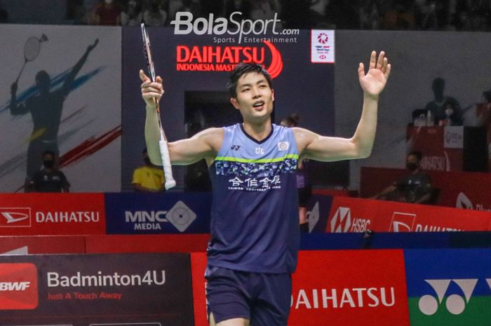 Tunggal putra Taiwan, Chou Tien Chen lolos gratis ke semifinal Taipei Open 2022 usai rekan senegaranya kena musibah.