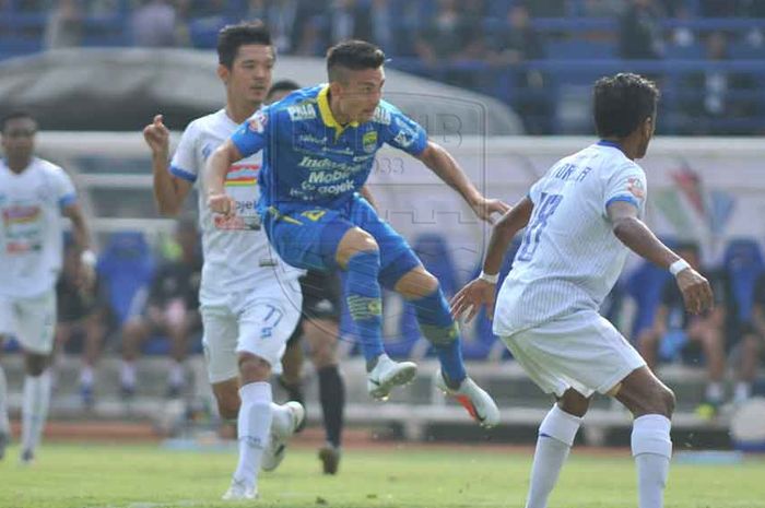 Aksi gelandang Persib Bandung, Kim Jeffrey Kurniawan (biru), saat mencetak gol pertama timnya ke gawang Arema FC pada laga tunda pekan ke-21 Liga 1 2019.