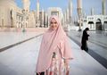 Inspirasi Gaya Syar'i ala Cut Meyriska dengan Paduan Gamis, Adem Banget!