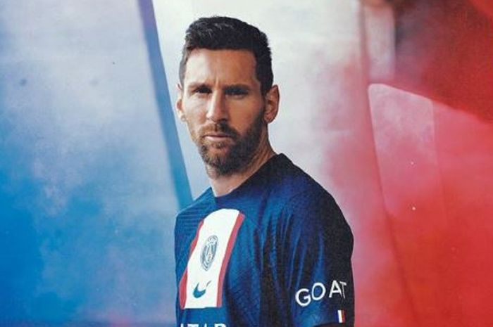 Lionel Messi mengenakan jersei Paris Saint-Germain bertuliskan GOAT untuk musim 2022-2023.