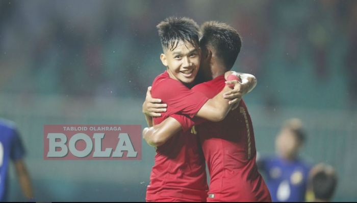 Pemain timnas u-19 Indonesia, Witan Sulaeman dan Saddil Ramdani, merayakan gol ke gawang timnas u-19