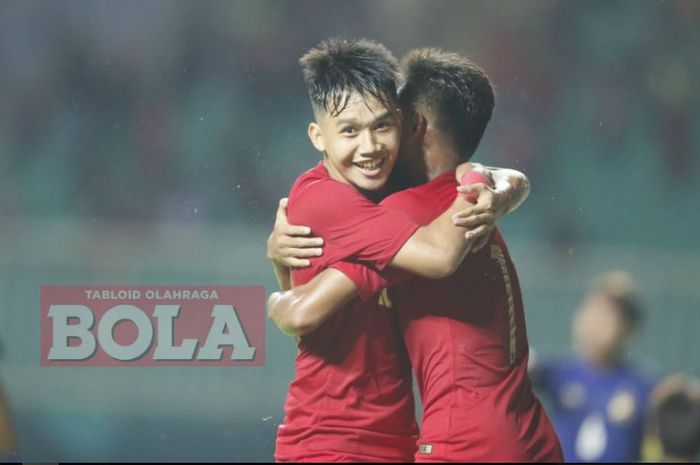 Pemain timnas u-19 Indonesia, Witan Sulaeman dan Saddil Ramdani, merayakan gol ke gawang timnas u-19