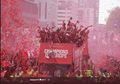 Satu Fan Everton Nyelip Diantara Ribuan Pendukung Liverpool Ketika Parade Gelar Juara Liga Champions