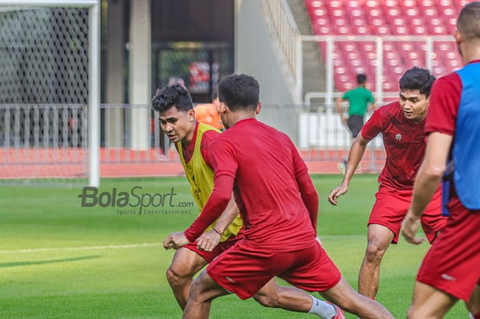 Bek sayap kanan timnas Indonesia, Asnawi Mangkualam Bahar (kiri), sedang menguasai bola ketika berlatih di Stadion Gelora Bung Karno, Senayan, Jakarta, 20 Desember 2022.