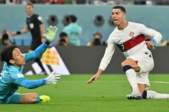 Striker timnas Portugal, Cristiano Ronaldo, berusaha menaklukkan kiper timnas Korea Selatan, Kim Seung-gyu, dalam laga Grup H Piala Dunia 2022 di Stadion Education City, Jumat (2/12/2022).