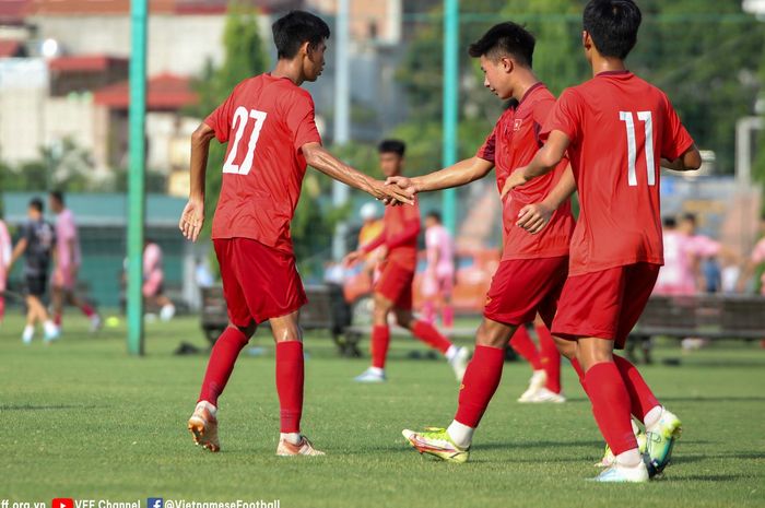 Skuad timnas U-16 Vietnam merayakan gol saat menghadapi tim U-19 Hanoi jelang Piala AFF U-16 2022.