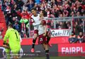 VIDEO - Detik-detik Tabrakan Bikin Penyerang Muda Liverpool di Bundesliga Gegar Otak