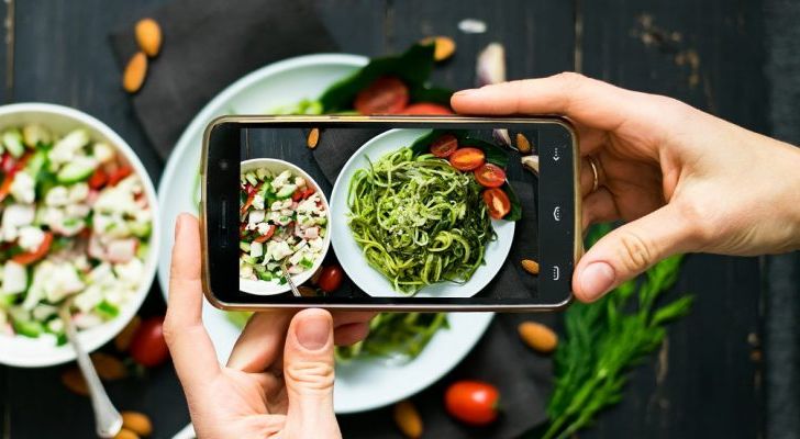 Memotret makanan dengan hape belakangan sedang jadi tren