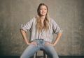 8 Fashion Kasual dengan Celana Jeans Buat ke Kampus ala Gigi Hadid