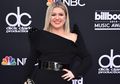 Kelly Clarkson Berulang Kali Ganti Kostum di Ajang BBMA 2018, Mana yang Paling Menarik?