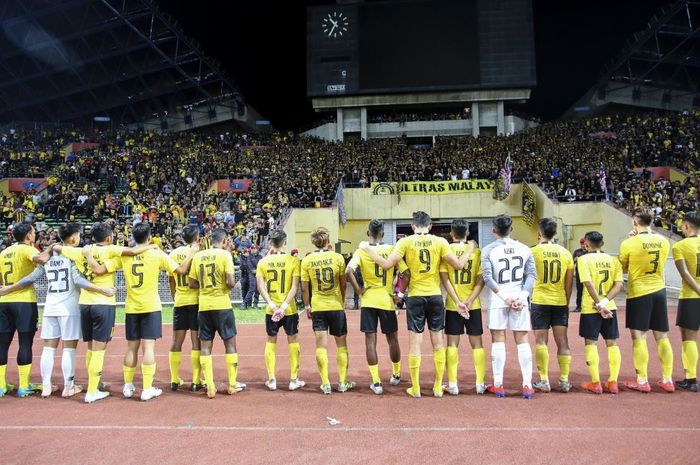 Para pemain timnas U-23 Malaysia menghadap ke tribune penonton selesai laga kualifikasi Piala Asia U-23 2020 kontra China.