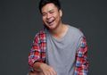 Tips Tetap Tampil Cantik Saat Liburan Menurut MUA Ryan Ogilvy