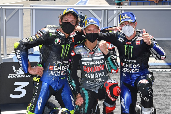 Dari kiri: Valentino Rossi (Monster Energy Yamaha), Fabio Quartararo (Petronas Yamaha SRT), dan Maverick Vinales (Monster Energy Yamaha), merayakan keberhasilan meraih posisi podium pada balapan MotoGP Andalusia di Sirkuit Jerez, Spanyol, 26 Juli 2020.