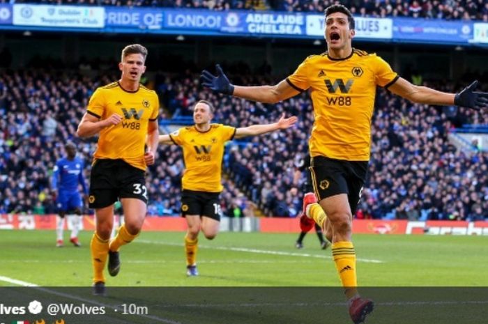 Striker Wolverhampton Wanderers, Raul Jimenez, melakukan selebrasi seusai menjebol gawang Chelsea dalam partai Liga Inggris di Stamford Bridge, Minggu (10/3/2019)