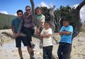 Dona Agnesia Ajak Anak-anaknya Naik Gunung, Ini Moms Manfaatnya!