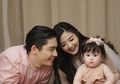 Usia 9 Bulan, Gemasnya Ekspresi Vechia, Putri Franda dan Samuel Saat Terima Angpao