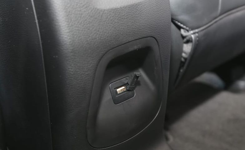 Beberapa mobil menyediakan colokan USB yang dapat digunakan untuk mengecharge hape kamu