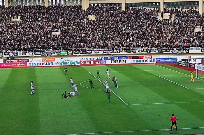 Suasana pertandingan PSS Sleman vs Dewa United pada laga terakhir Grup A Piala Presiden 2022