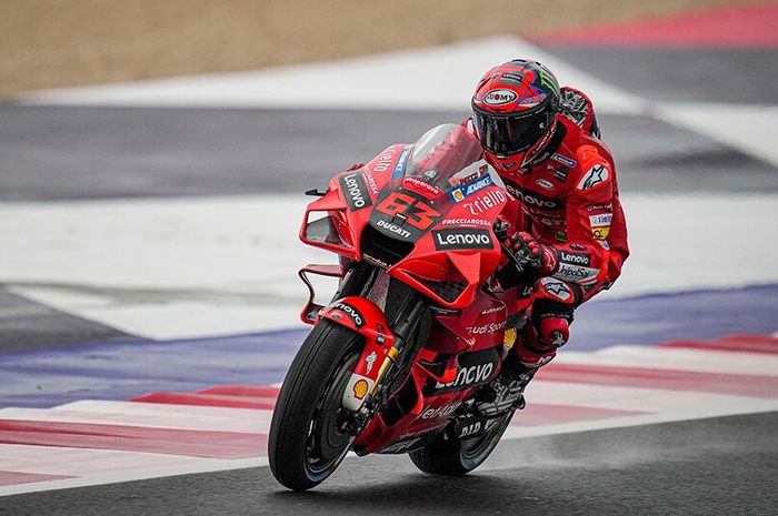 Francesco Bagnaia memang lebih unggul dari Fabio Quartararo sepanjang latihan di sirkuit basah, hanya saja tidak menguntungkan baginya. 