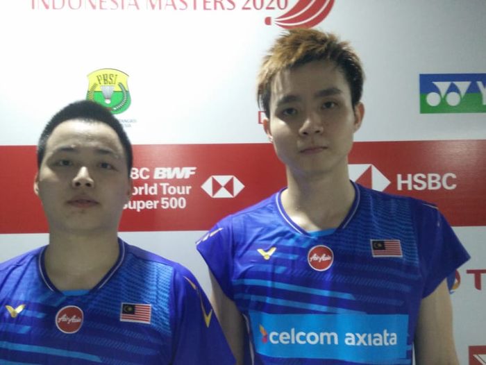 Pasangan ganda putra Malaysia, Aaron Chia/Soh Wooi Yik, berpose setelah laga semifinal Indonesia Masters 2020 di Istora Senayan, Jakarta, Sabtu (18/1/2020).