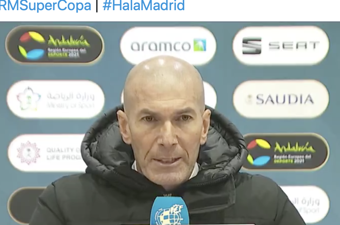 Pelatih Real Madrid, Zinedine Zidane, menyebut bahwa jalannya babak pertama semifinal Piala Super Spanyol 2021 menyulitkan timnya.  