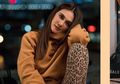 Beda Kelas dengan Syahrini, Intip Gaya Luna Maya Saat Masak Makan Malam Di Dapur, Gesit Banget!