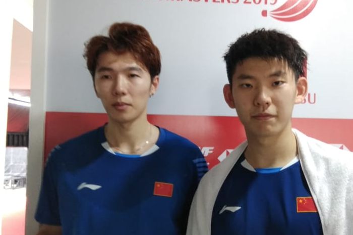 Pasangan ganda putra China, Li Junhui/Liu Yuchen, berpose setelah menjalani laga perempat final Indo