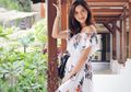 Inspirasi Gaya Feminin ala Nana Mirdad dengan Rekomendasi Floral Dress Terjangkau