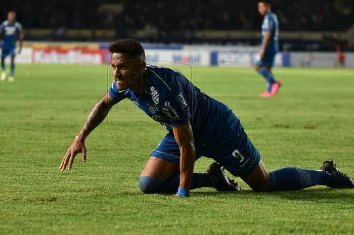 Selebrasi penyerang Persib Bandung, Wander Luiz, usai mencetak gol ke gawang PSS Sleman pada 15/3/2020.