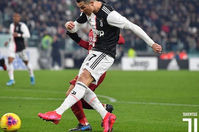 Megabintang Juventus, Cristiano Ronaldo, mencetak gol ke gawang AS Roma dalam perempat final Coppa Italia, Rabu 922/1/2020).