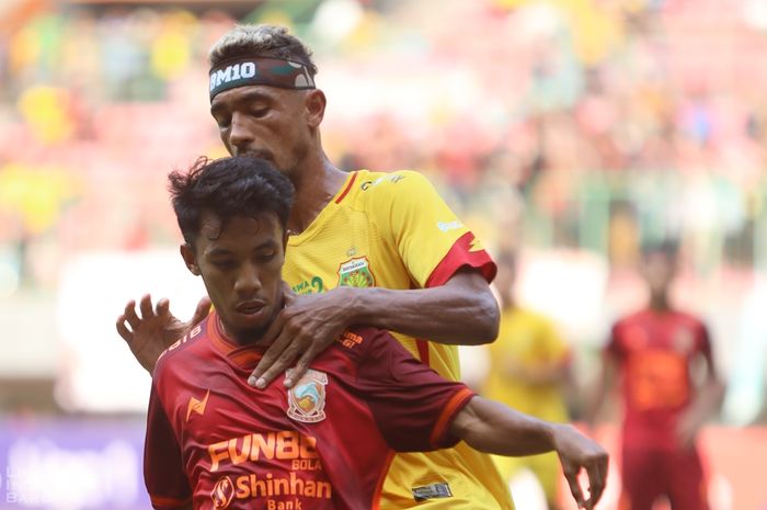 Pemain Borneo FC, M. Sihran, saat berduel dengan pilar asing Bhayangkara FC, Bruno Matos, di Stadion Patriot Chandrabhaga, Kota Bekasi pada Minggu (22/9/2019), pertandingan tersebut berakhir sama kuat 1-1.