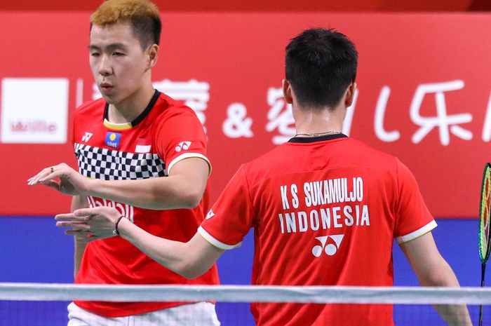 Pasangan ganda putra nasional Indonesia, Marcus Fernaldi Gideon/Kevin Sanjaya Sukamuljo, melalukan selebrasi setelah memetik poin atas lawan mereka pada laga semifinal Denmark Open 2019.