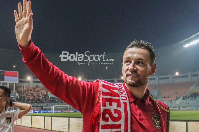 Gelandang timnas Indonesia, Marc Klok, nampak menyapa para suporter di Stadion Pakansari, Bogor, Jawa Barat, 27 September 2022.
