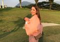 Menjemur Bayi Jangan Sampai Salah, 9 Hal Ini Harus Diperhatikan Jika Ingin Manfaatnya Didapat