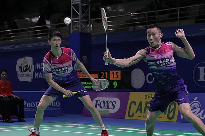 Zhang Nan (kanan)/Ou Xuan Yi saat berhadapan dengan Akbar Bintang Cahyono/Moh. Reza Pahlevi Isfahani pada babak kedua Indonesia Masters 2019, di GOR Ken Arok, Malang, Kamis (3/10/2019).