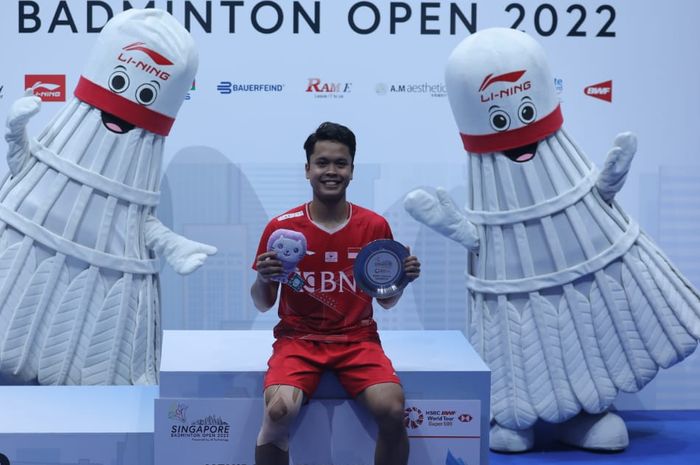 Tunggal putra Indonesia, Anthony Sinisuka Ginting usai menjadi juara Singapore Open 2022, Minggu (17/72022)