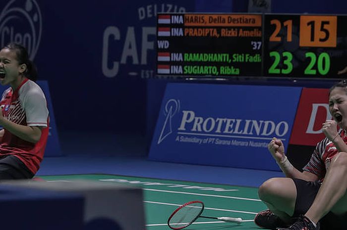 Siti Fadia Silva Ramadhanti/Ribka Sugiarto berselebrasi saat memenangi gelar juara ganda putri pada YUZU Indonesia Masters 2019, di GOR Ken Arok, Malang, Minggu (6/10/2019).