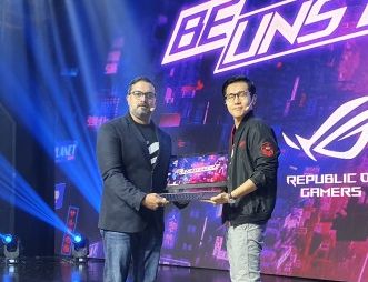 Perwakilan Intel (kiri) dan perwakilan Asus ROG (kanan)