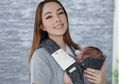 Suka Menggendong Bayi Di Depan? Catat, Hal Ini Harus Diperhatikan!