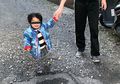 Efek Ilusi Optik, Seorang Ibu Syok Melihat Anaknya Tampak Melayang