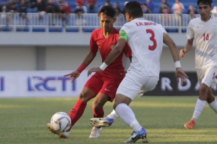 Pemain Timnas Indonesia U-19, Beckham Putra berusha melewati hadangan pemain Iran U-19 saat berlangsung pertandingan persahabatan di stdaion Mandala Krida, Kota Yogyakarta, Rabu (11/9/2019).