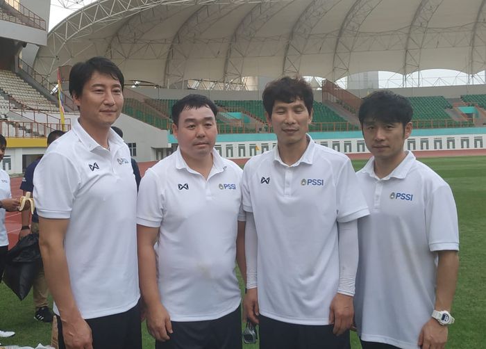 Lee Jae-hong (paling kanan), Gong Oh-kyun (kedua dari kanan) bersama jajaran pelatih timnas Indonesia dari Korea Selatan di Stadion Wibawa Mukti, Cikarang, Senin (13/1/2020).
