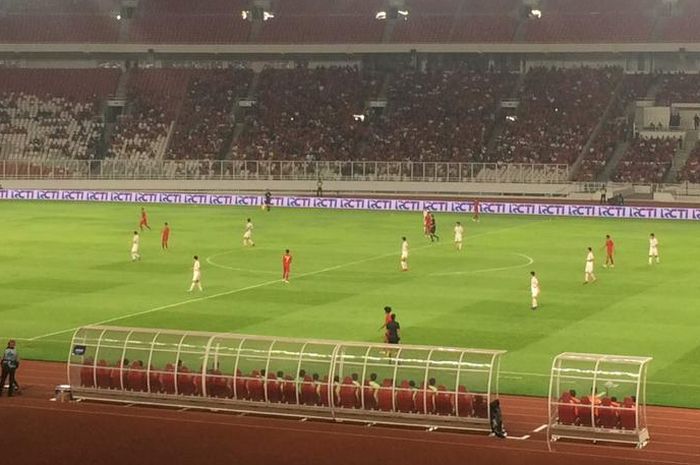 Suasana laga kualifikasi Piala Asia U-19 2020 antara timnas U-19 Indonesia vs Korea Utara dari tribune Gelora Bung Karno, Jakarta, 10 November 2019.
