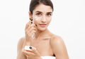 Berita Kesehatan Wanita: Amankah Terlalu Banyak Pakai Skincare?